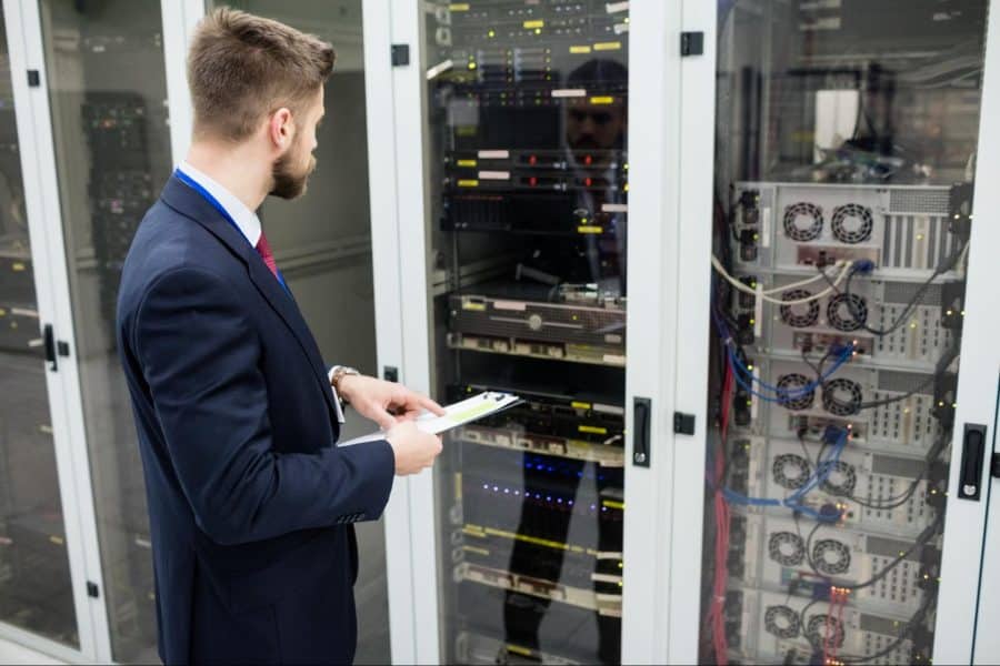 ALT text: It is important to consider load balancing, scalability, fault tolerance, cost efficiency, and efficient monitoring/management to design a reliable server architecture.
